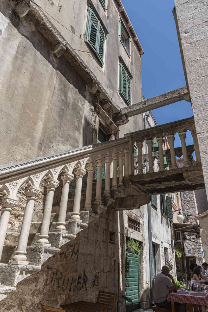 Croacia - Sibenik 22 - palacio Rossini - escalera barroca